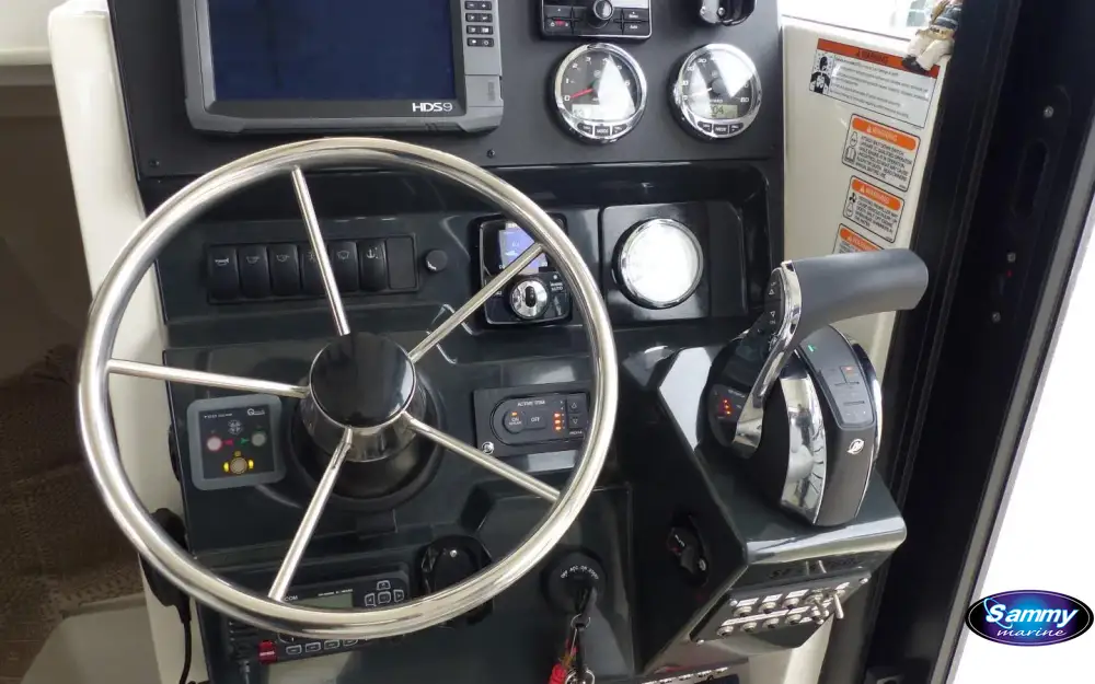 slider 3 Quicksilver Activ 805 Pilothouse