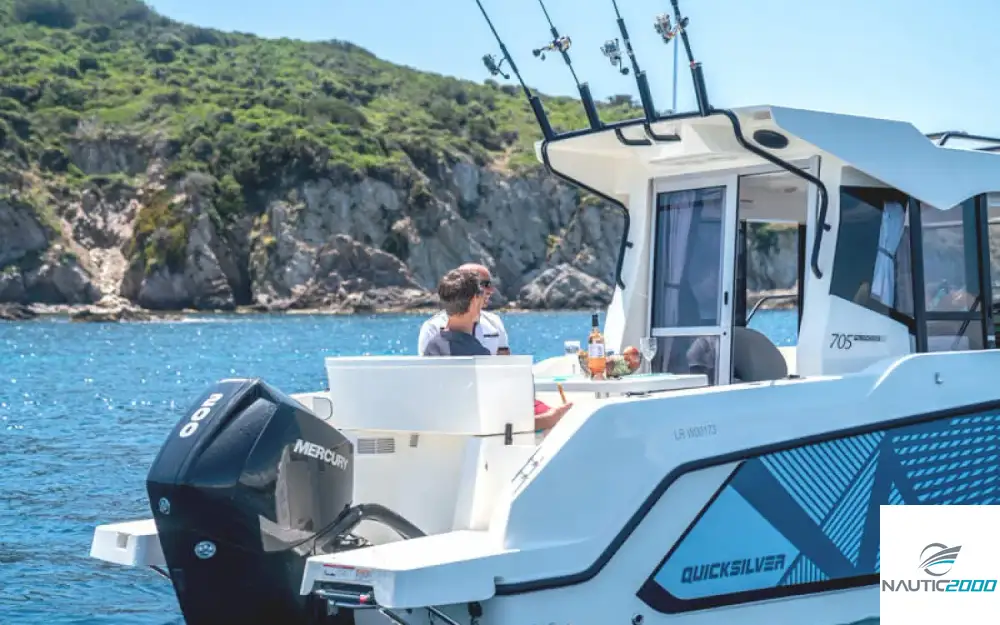 slider 3 Quicksilver Captur 705 Pilothouse
