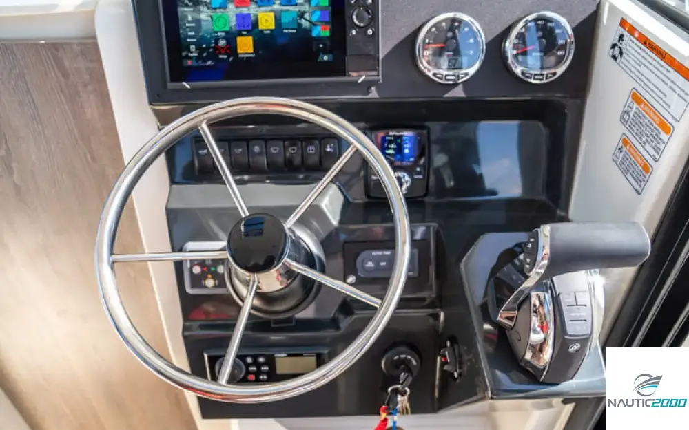 slider 5 Quicksilver Captur 705 Pilothouse