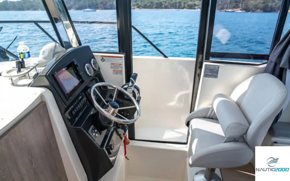 slider 6 Quicksilver Captur 705 Pilothouse
