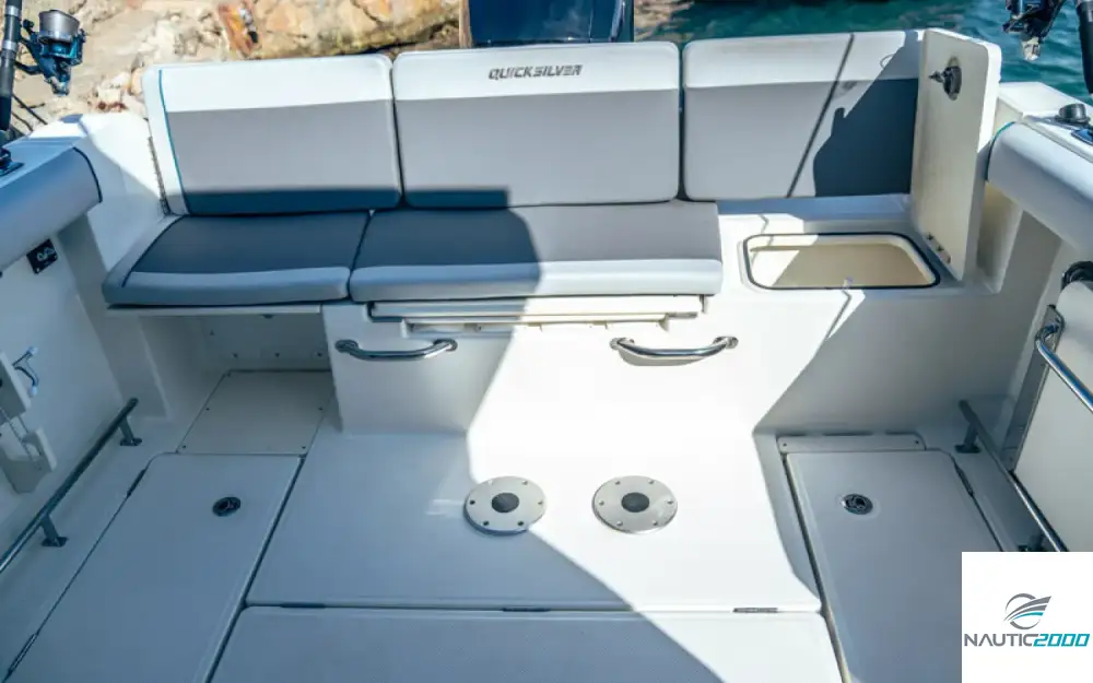 slider 11 Quicksilver Captur 625 Pilothouse