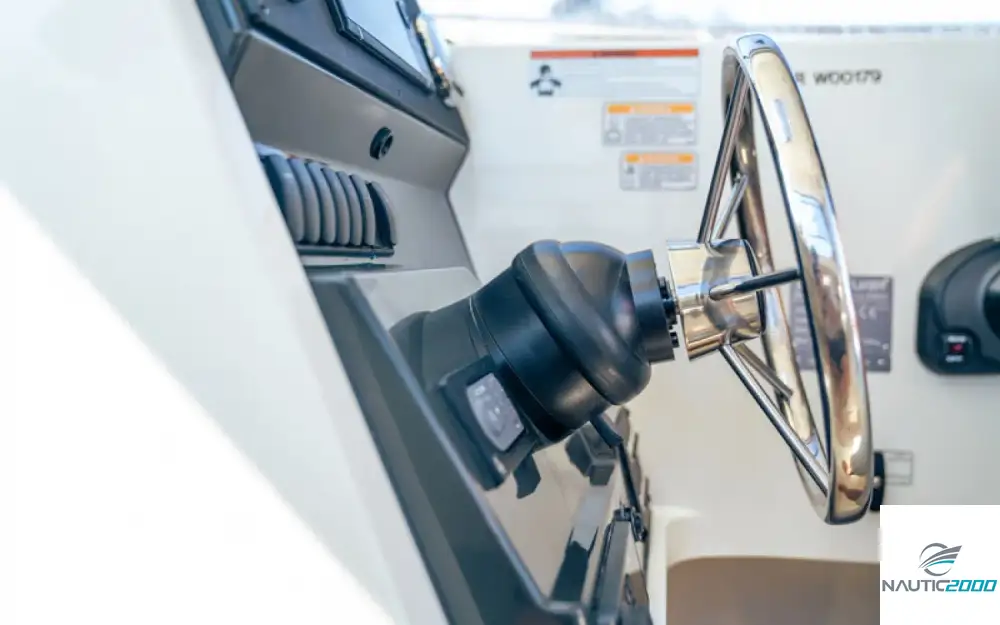 slider 13 Quicksilver Captur 625 Pilothouse