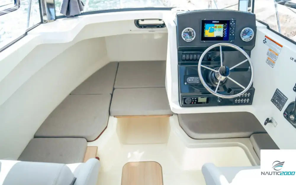 slider 14 Quicksilver Captur 625 Pilothouse