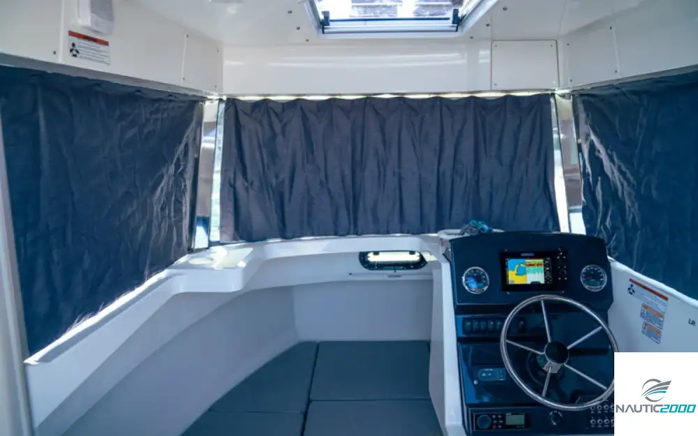slider 16 Quicksilver Captur 625 Pilothouse