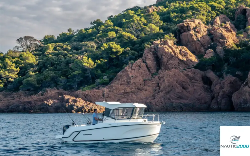 slider 1 Quicksilver Captur 625 Pilothouse