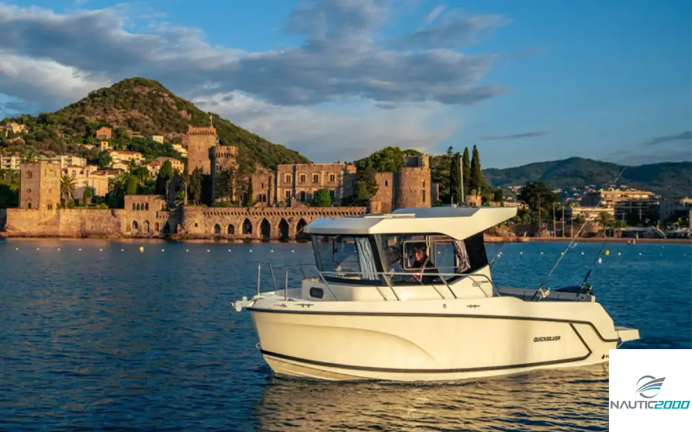 slider 6 Quicksilver Captur 625 Pilothouse