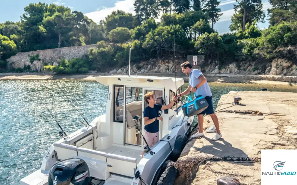 slider 8 Quicksilver Captur 625 Pilothouse