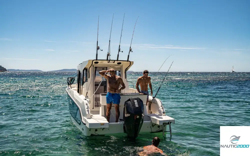 slider 3 Quicksilver Captur 805 Pilothouse