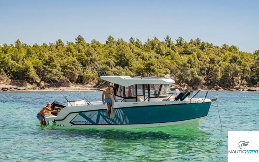 slider 4 Quicksilver Captur 805 Pilothouse