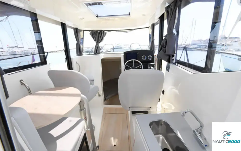 slider 5 Quicksilver Captur 805 Pilothouse