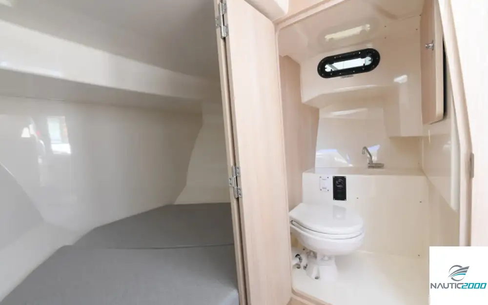slider 6 Quicksilver Captur 805 Pilothouse