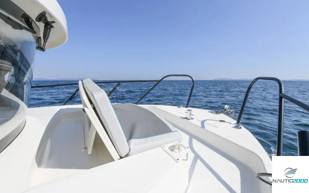 slider 7 Quicksilver Captur 805 Pilothouse
