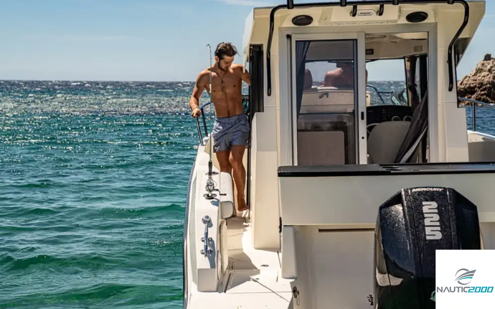 slider 8 Quicksilver Captur 805 Pilothouse