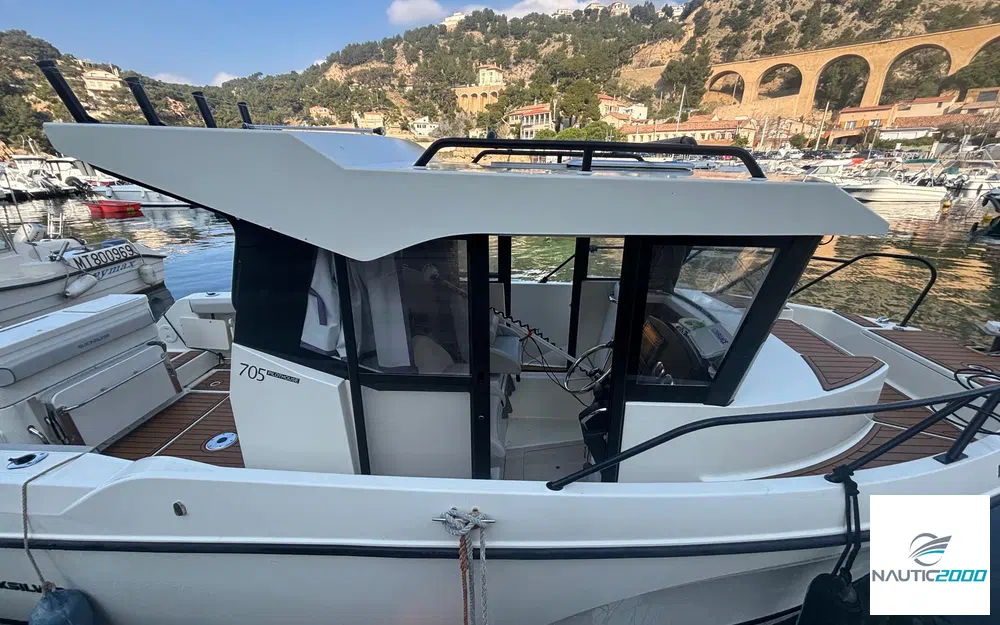 slider 3 Quicksilver Activ 705 Pilothouse