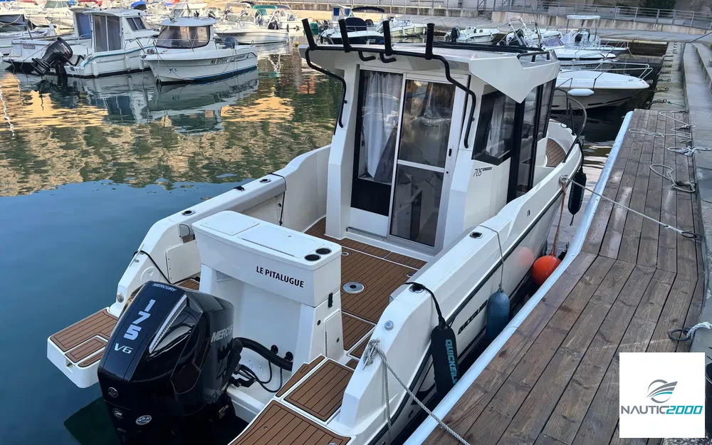 slider 2 Quicksilver Activ 705 Pilothouse
