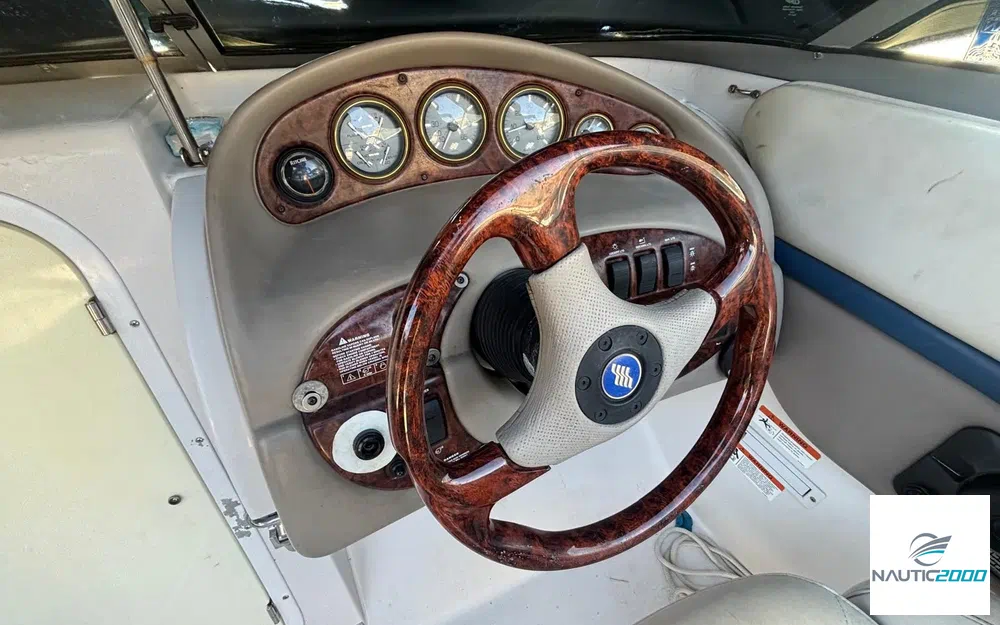 slider 4 Four Winns Sundowner 205