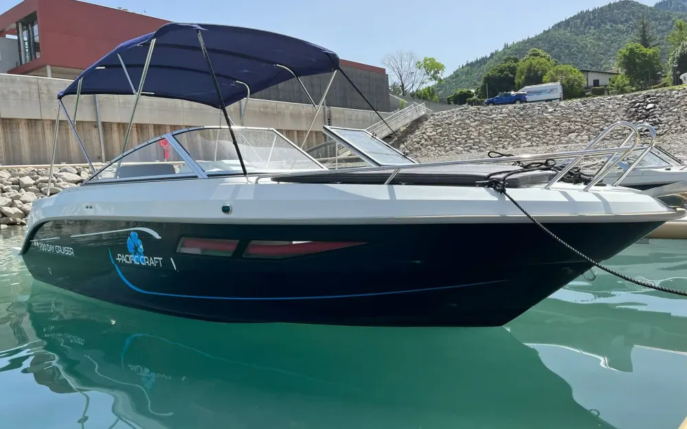 Pacific Craft  700 DC thumbs