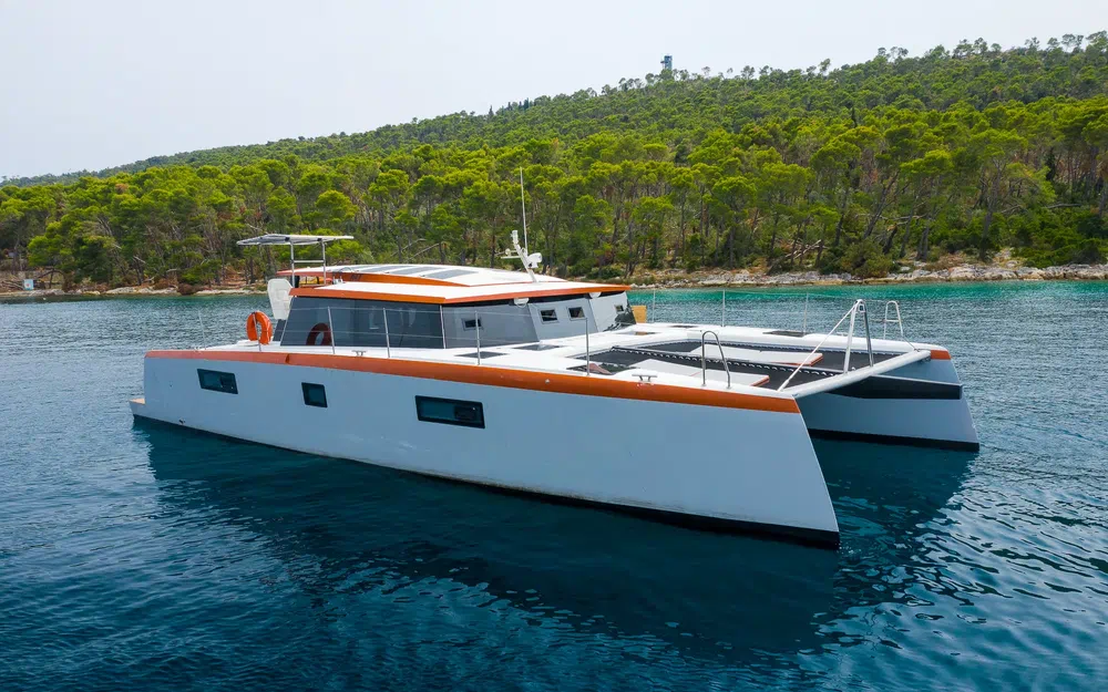 Catamaran Luna 47 power