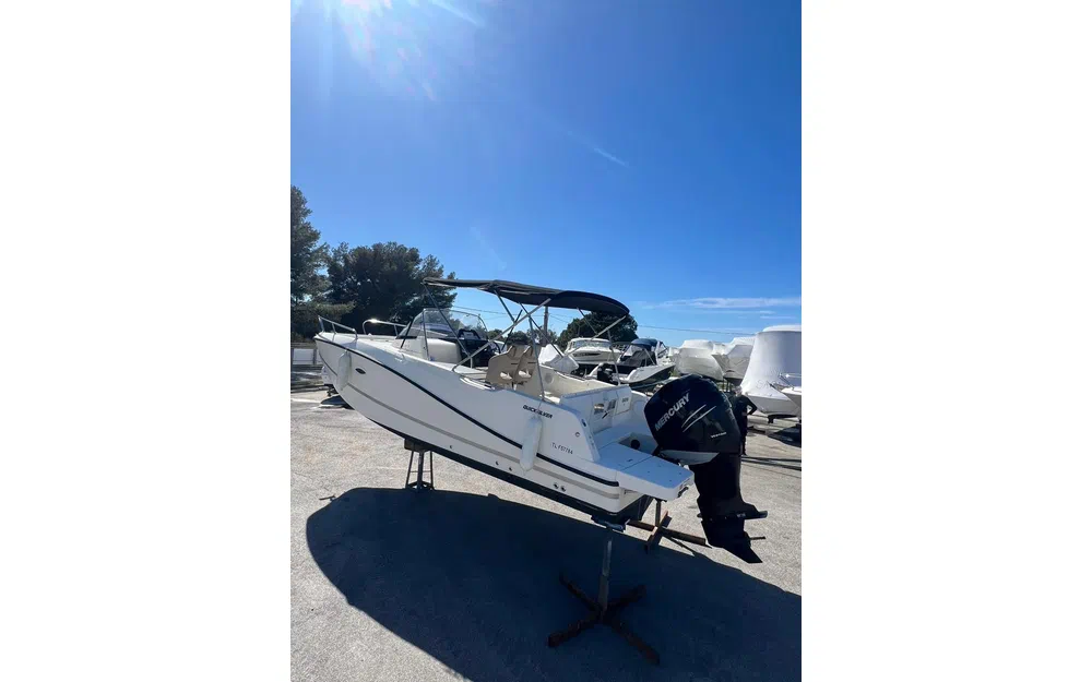 Quicksilver Activ 755 Sundeck