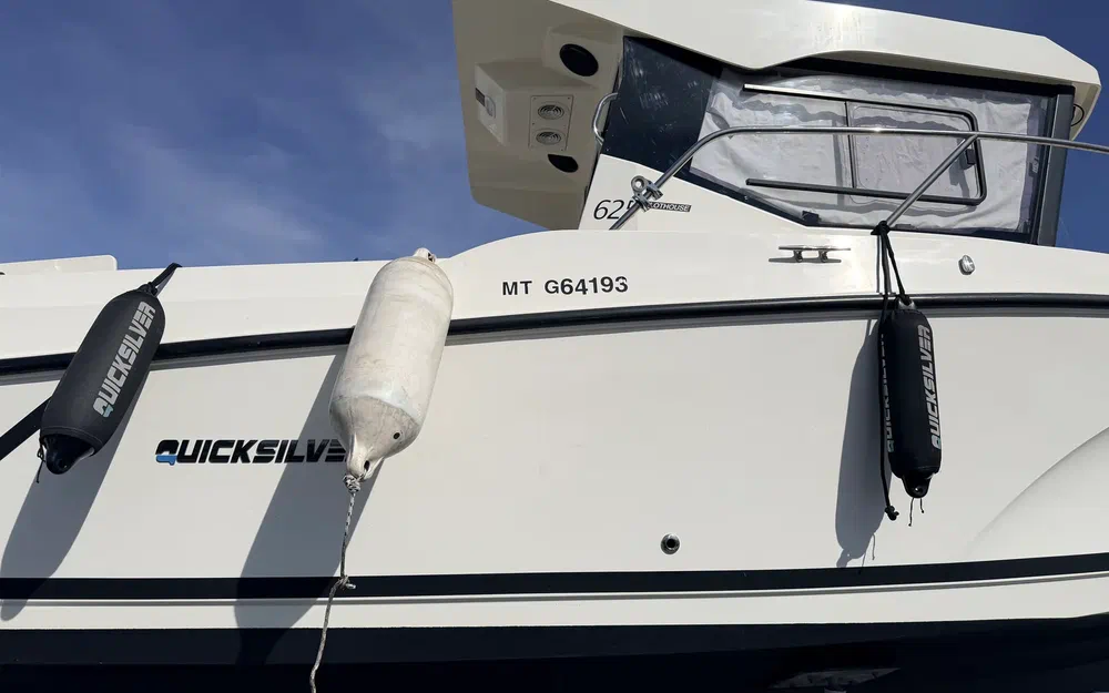 Quicksilver 625 pilothouse 