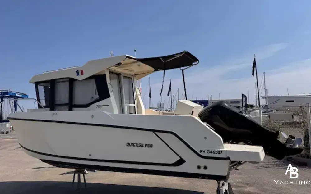 slider 1 Quicksilver Activ 705 Pilothouse