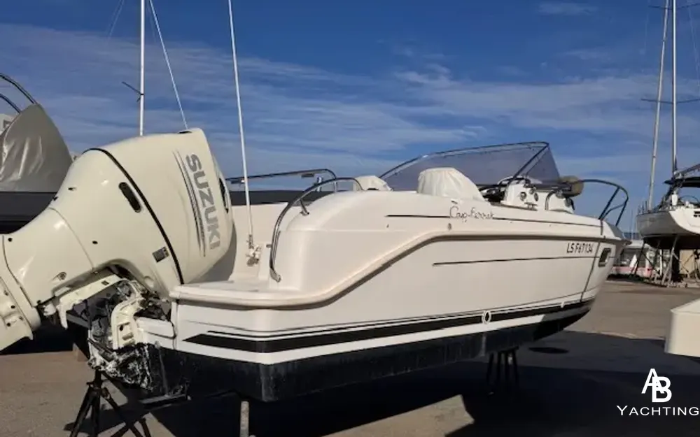 slider 3 B2 Marine Cap Ferret 652Cabin Cruiser