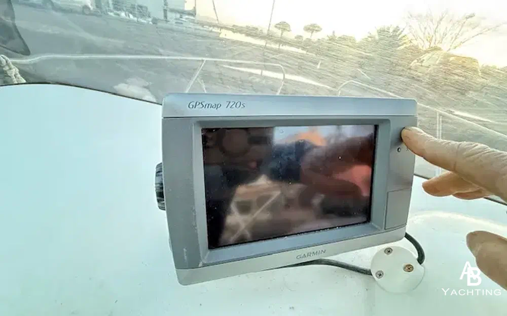 slider 4 B2 Marine Cap Ferret 652 Cabin Cruiser