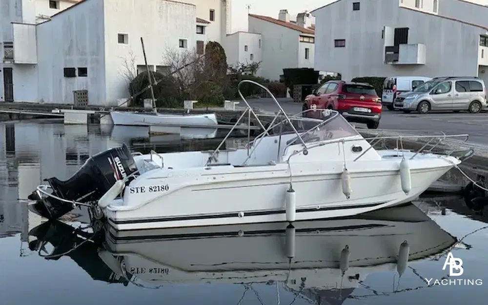 slider 5 B2 Marine Cap Ferret 652 Cabin Cruiser