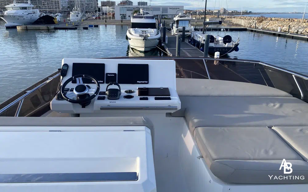 slider 12 Prestige Yachts 520 Fly
