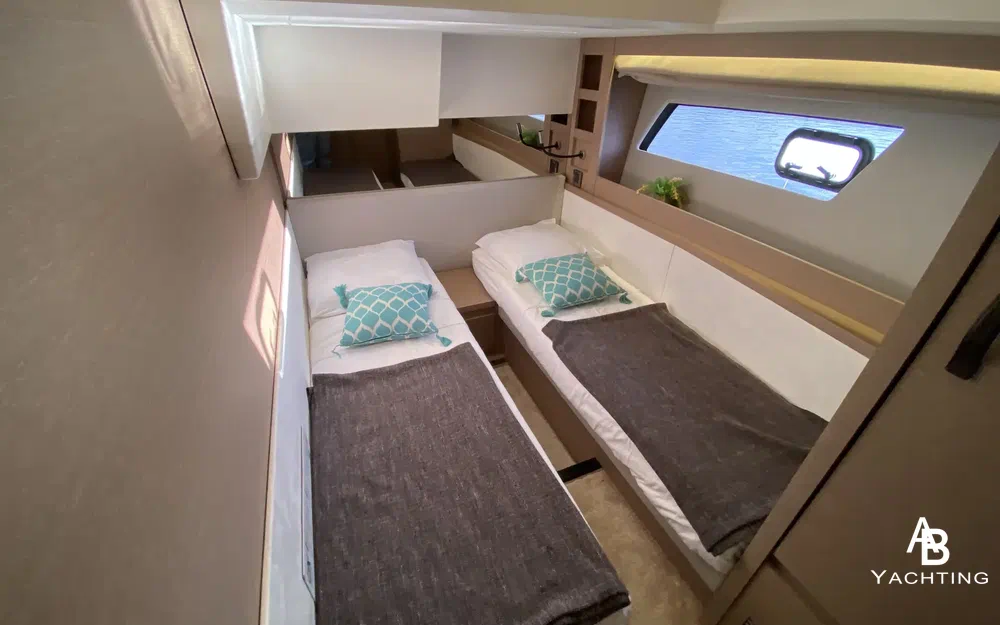 slider 13 Prestige Yachts 520 Fly