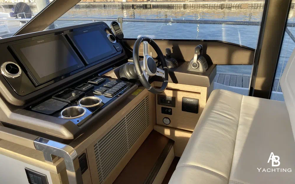 slider 14 Prestige Yachts 520 Fly
