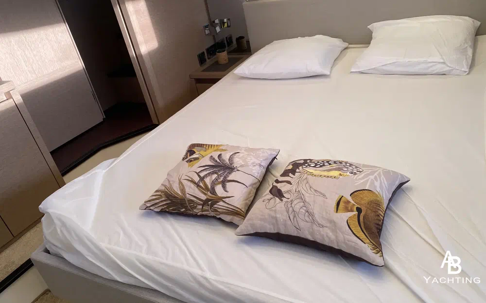 slider 15 Prestige Yachts 520 Fly