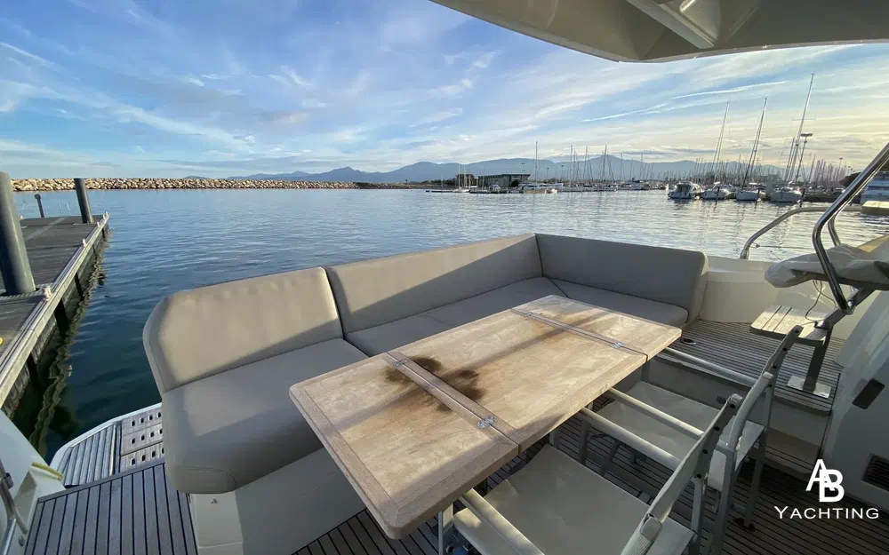 slider 2 Prestige Yachts 520 Fly