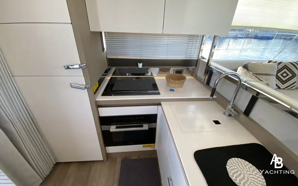 slider 4 Prestige Yachts 520 Fly