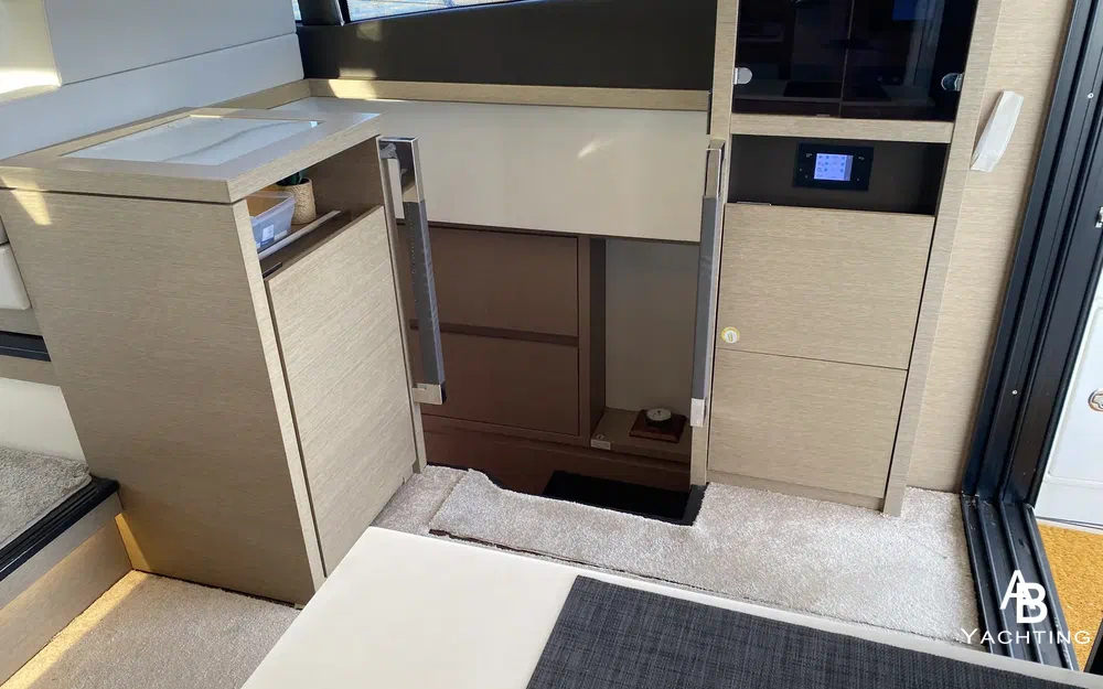 slider 5 Prestige Yachts 520 Fly