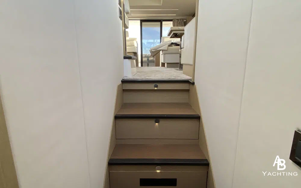 slider 8 Prestige Yachts 520 Fly