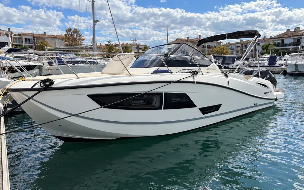 Quicksilver Activ 875 Sundeck