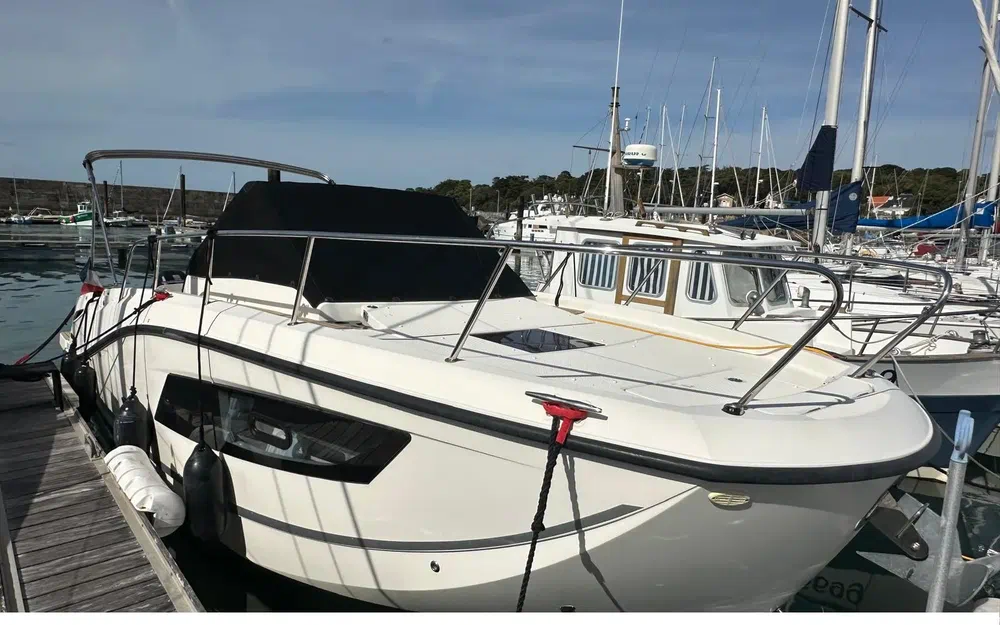 Quicksilver Activ 875 Sundeck