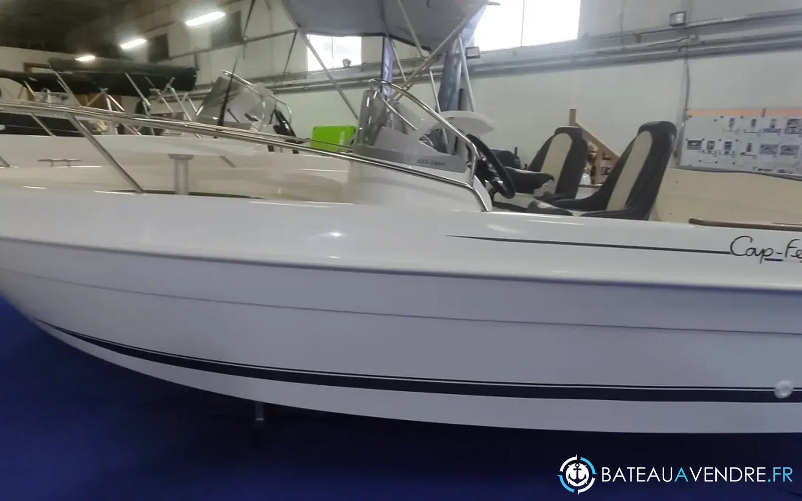 slider 1 B2 Marine Cap Ferret 522 Open