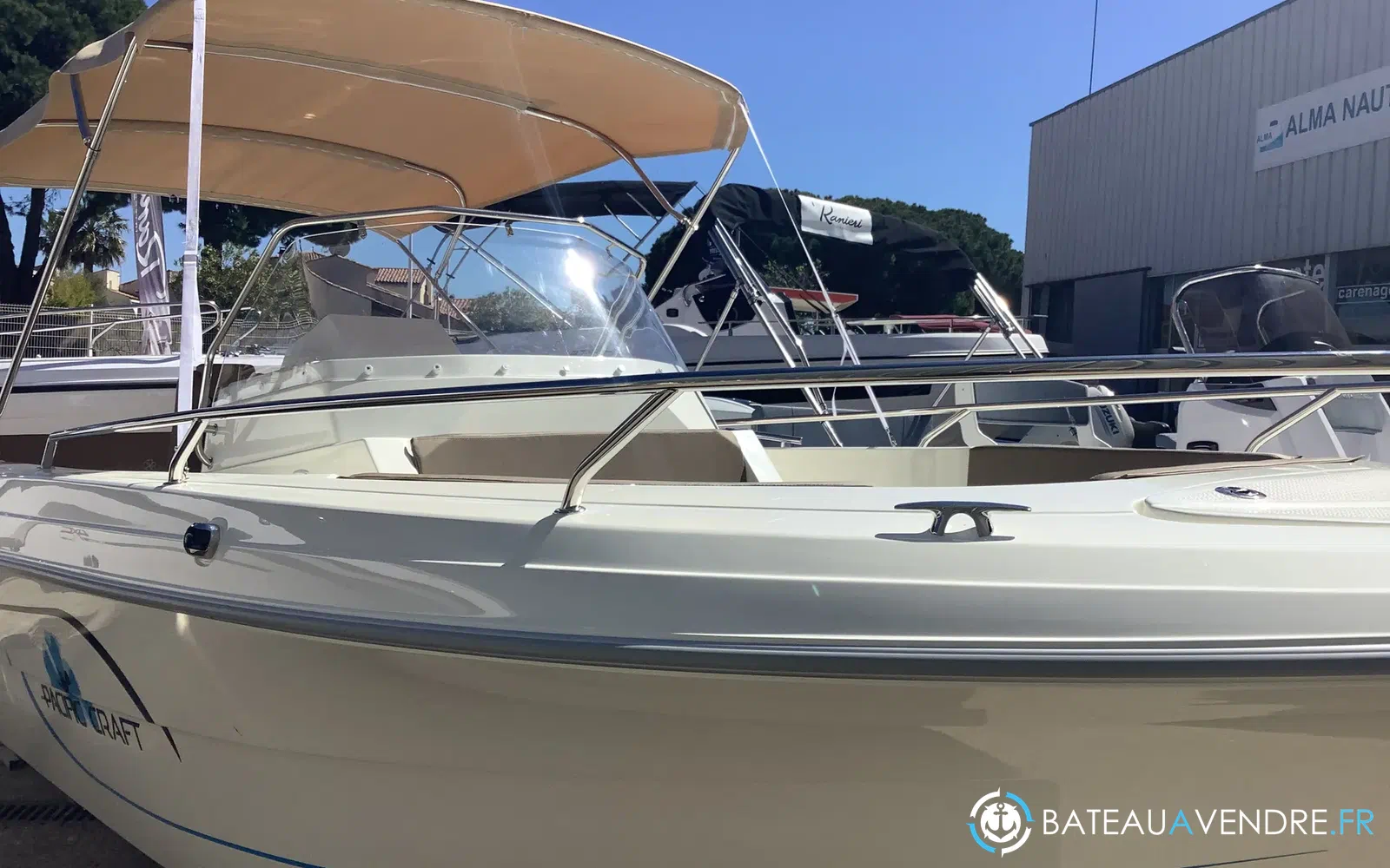 slider 1 Pacific Craft 695