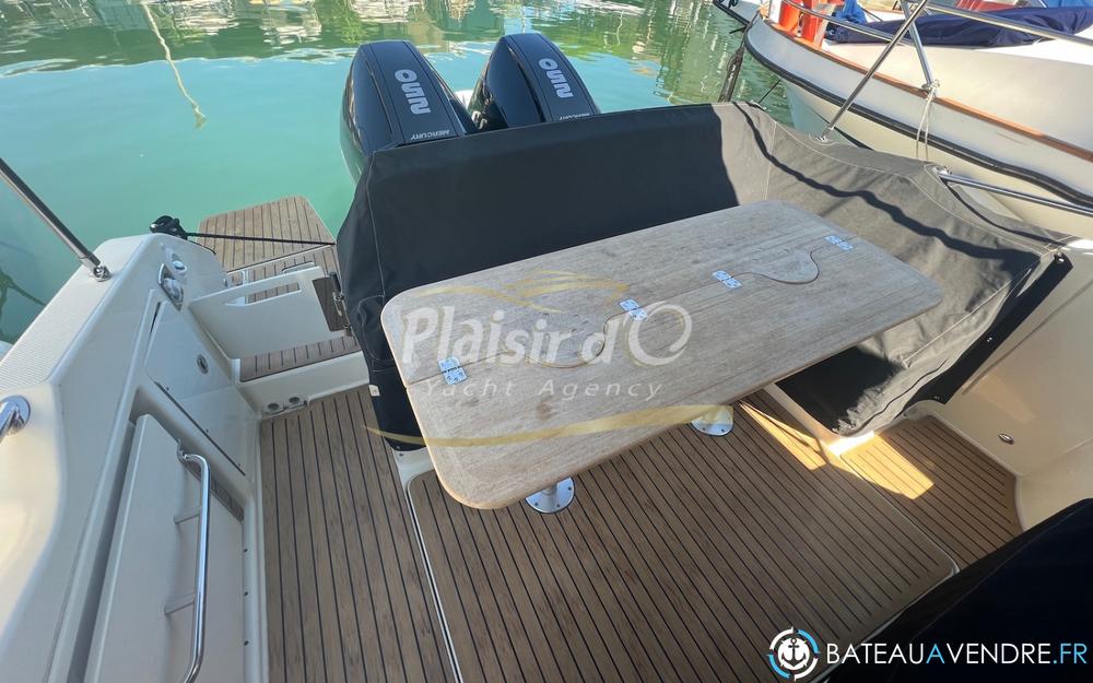 Quicksilver Activ 875 Sundeck interieur photo de présentation