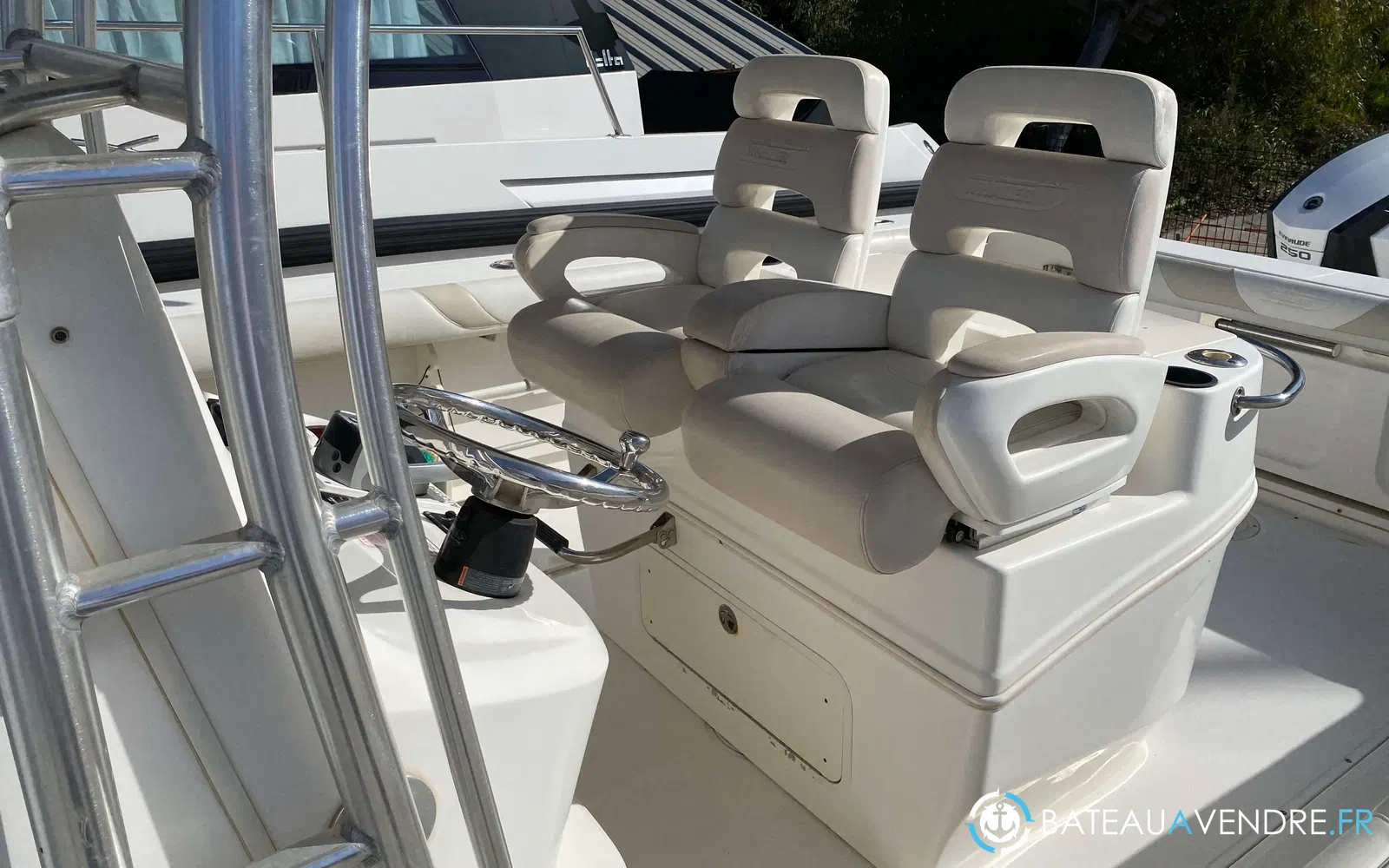 slider 9 Boston Whaler 320 Outrage