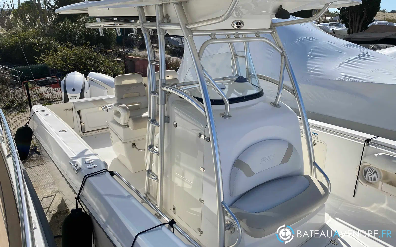 slider 7 Boston Whaler 320 Outrage