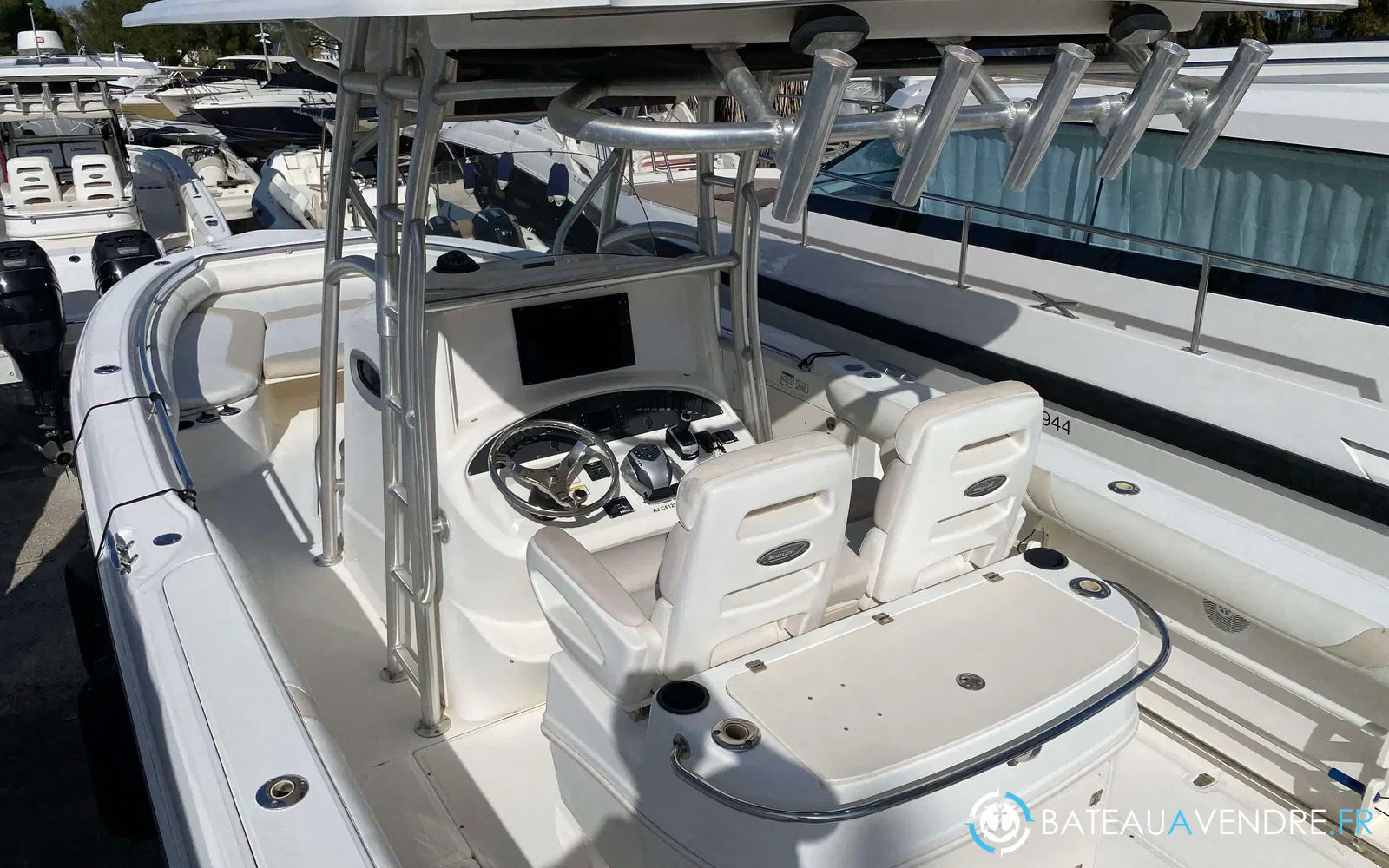 slider 8 Boston Whaler 320 Outrage