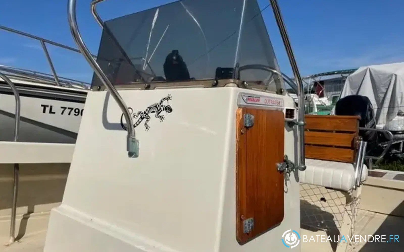 slider 3 Boston Whaler 21 Outrage