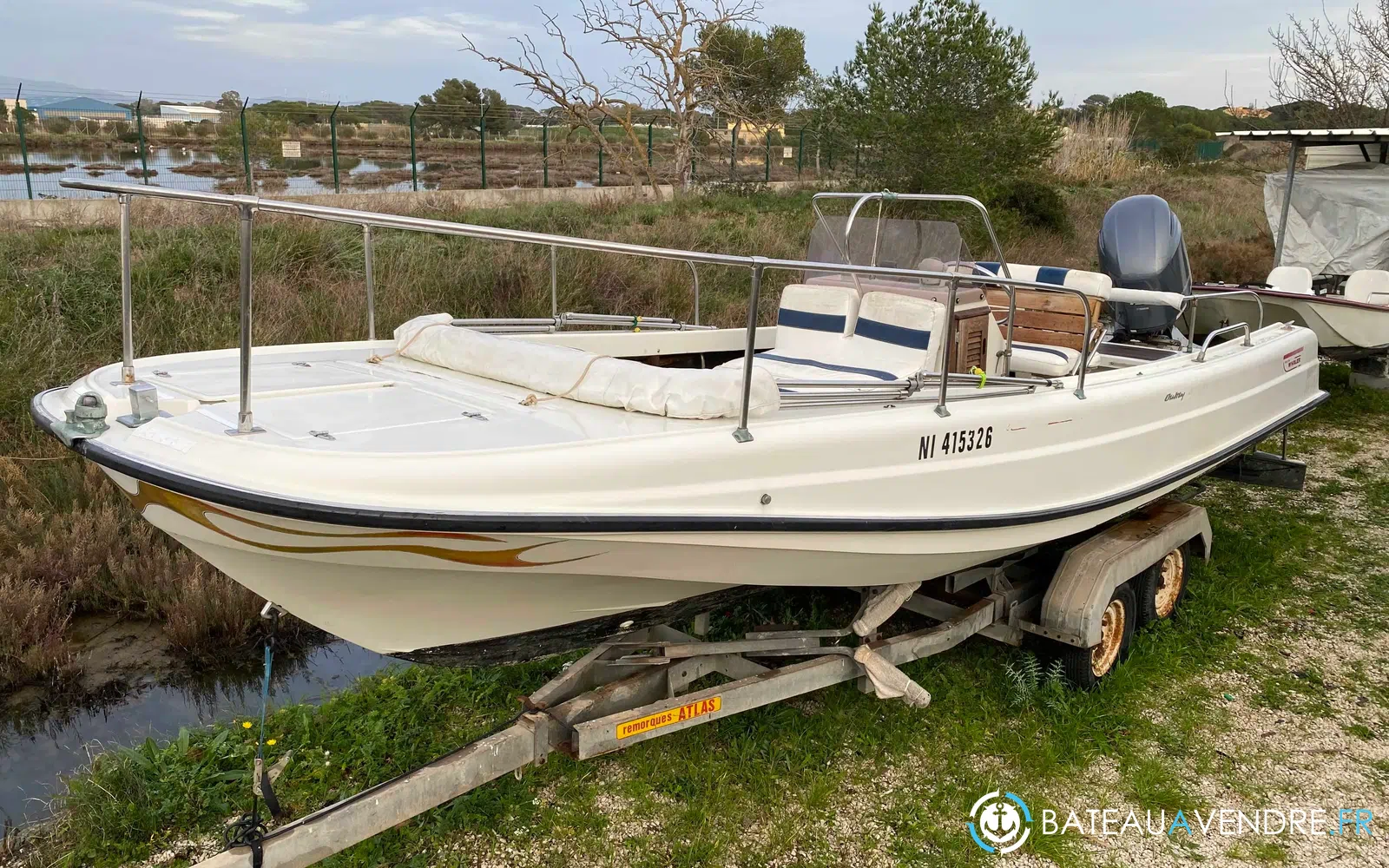 slider 0 Boston Whaler 21 Outrage