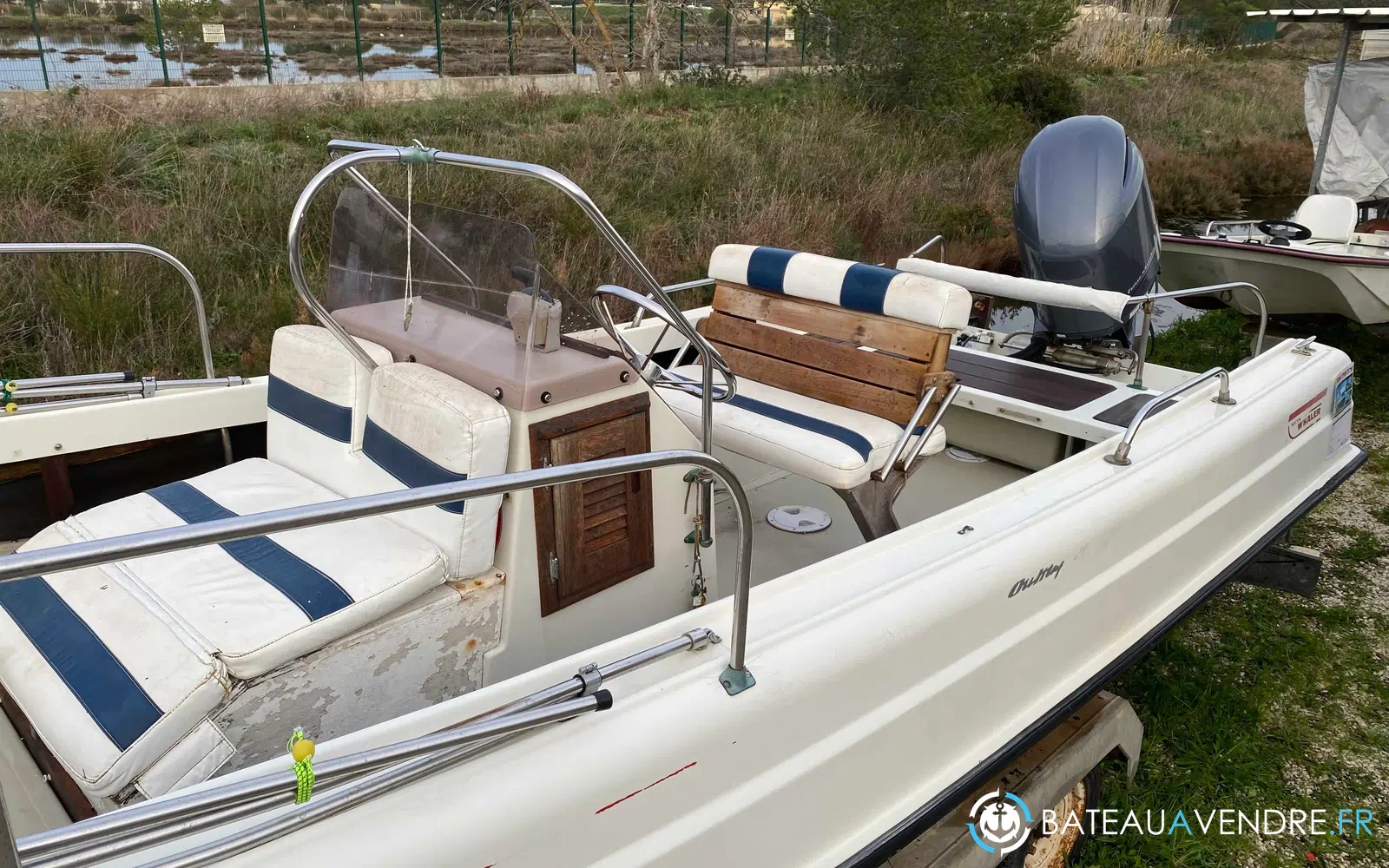 slider 2 Boston Whaler 21 Outrage