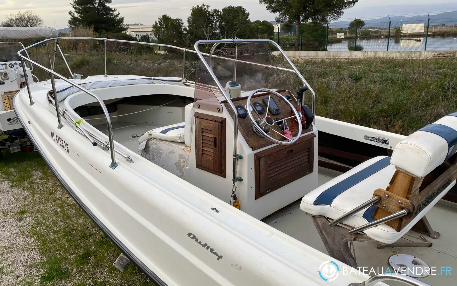 slider 3 Boston Whaler 21 Outrage