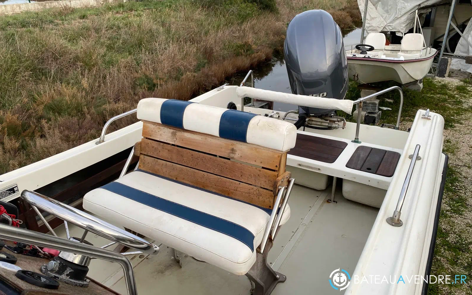 slider 4 Boston Whaler 21 Outrage