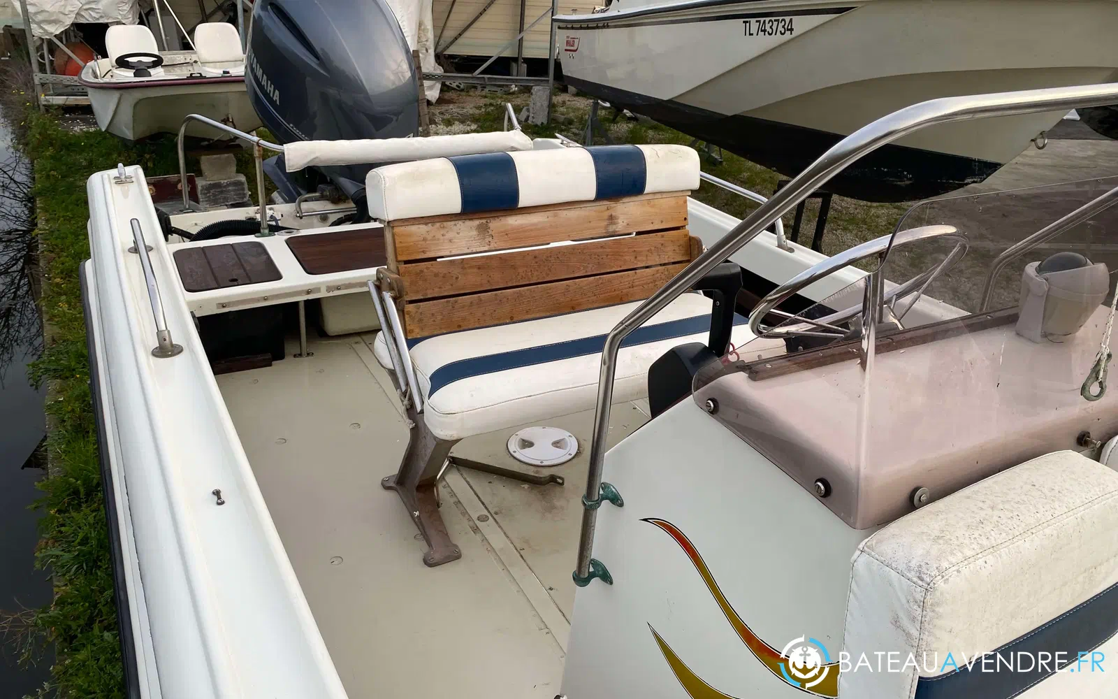 slider 8 Boston Whaler 21 Outrage